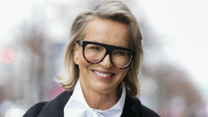 Na zdjęciu Paulina Smaszcz w dużych okularach, ubrana w czarny płaszcz, z jasnym szalikiem.