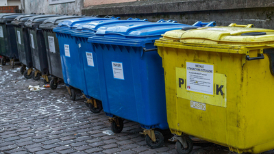 Segregowanie odpadów, czerwone pojemniki