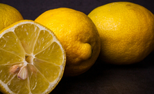 Woda z cytryną zdrowa? Właściwości zdrowotne cytryny