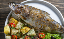 Pstrąg jako posiłek po siłowni. Białko, ryba zdrowsza niż łosoś