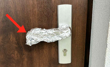 Folia aluminiowa na klamce od drzwi