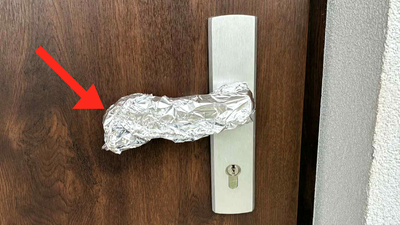 Folia aluminiowa na klamce od drzwi