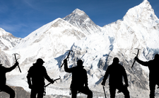 Mniej wypraw na Mount Everest. Nepal "zamyka" Himalaje