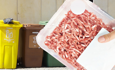 Segregowanie śmieci, opakowanie po mięsie