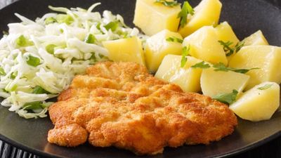 Kotlety z ziemniakami i surówką