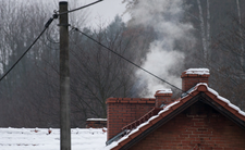 Czym palić i ogrzewać dom? Ruszyły kontrole, są kary i mandaty