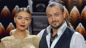 Sandra Kubicka i Aleksander Baron w eleganckich strojach na tle jasnej dekoracji.