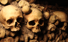 Tunele pod Paryżem. Mroczna historia, miliony kości w katakumbach