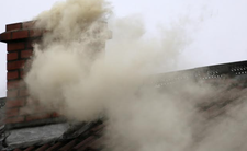 Jak wyczyścić komin bez wchodzenia na dach?