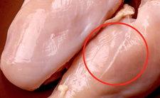 Co oznaczają białe paski na kurczaku?