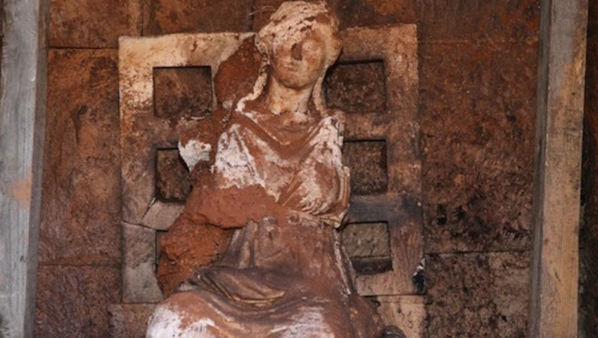 Statua bogini Kybele. Kult Matki Bogów i kamień, który spadł z nieba