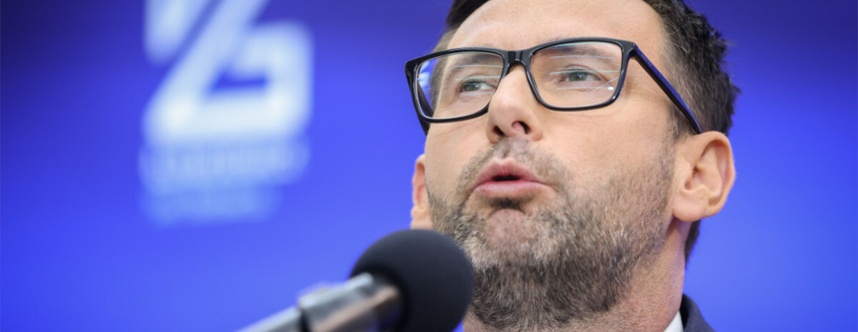 Daniel Obajtek testuje nowy asfalt Orlenu