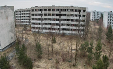 Pstrąże, opuszczone bloki mieszkalne