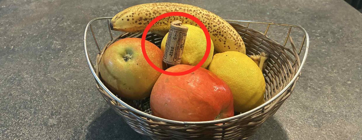 Korek od wina w koszu z owocami