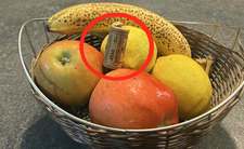 Korek od wina w koszu z owocami