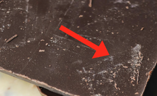 Co oznacza biały nalot na czekoladzie?