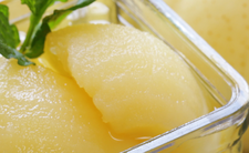 Szkodliwe owoce konserwowe z puszki