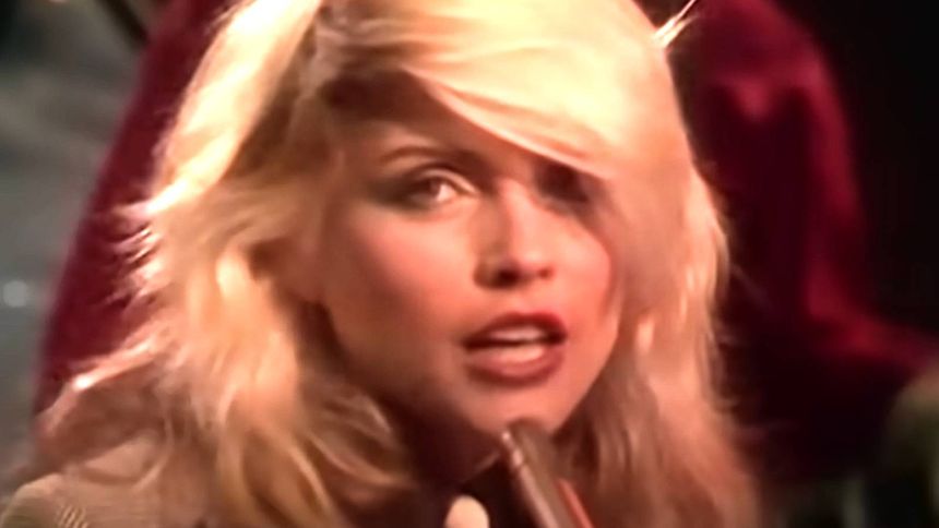 Historia piosenki "Sunday Girl" 