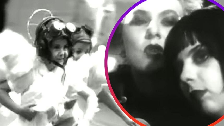 9 stycznia 1995 roku na rynku muzycznym zadebiutował singiel "Independent Love Song" duetu Scarlet