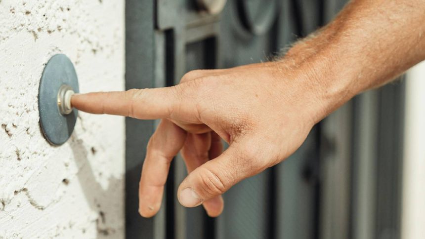 Pukają do drzwi Polaków - kontrole