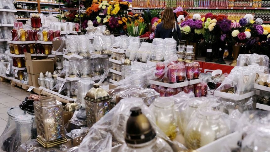 W niektórych sklepach oferta na Wszystkich Świętych wystartowała już we wrześniu.