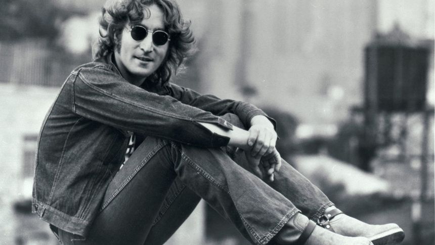 John Lennon zasłynął wyrazistym stylem i kreatywnym podejściem do muzyki.