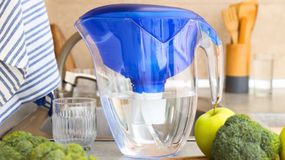 Czy dzbanki filtrujące usuwają mikroplastik?