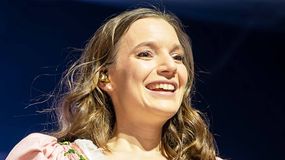 Sanah pomaga fanom na maturze