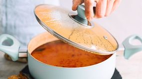 Ta zupa robiła furorę w PRL. Poznaj prosty przepis