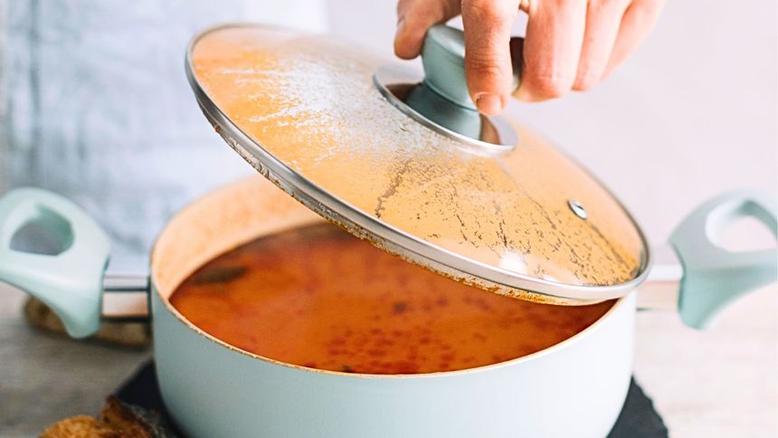 Ta zupa robiła furorę w PRL. Poznaj prosty przepis