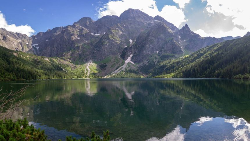 Taki widok na Morskie Oko zastano ze schroniska. "Przyszedł za wcześnie"