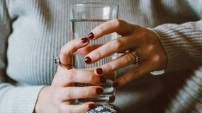 Na dobry start dnia pij wodę. Dodaj do niej tę rzecz, a organizm ci podziękuje