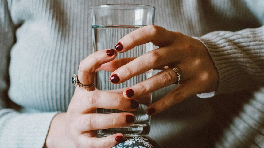 Na dobry start dnia pij wodę. Dodaj do niej tę rzecz, a organizm ci podziękuje