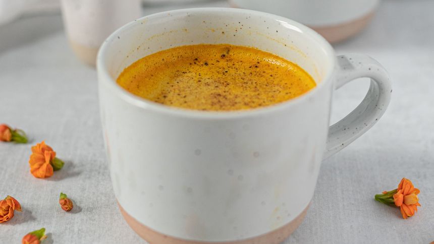 Jak przygotować złote mleko? Poznaj przepis