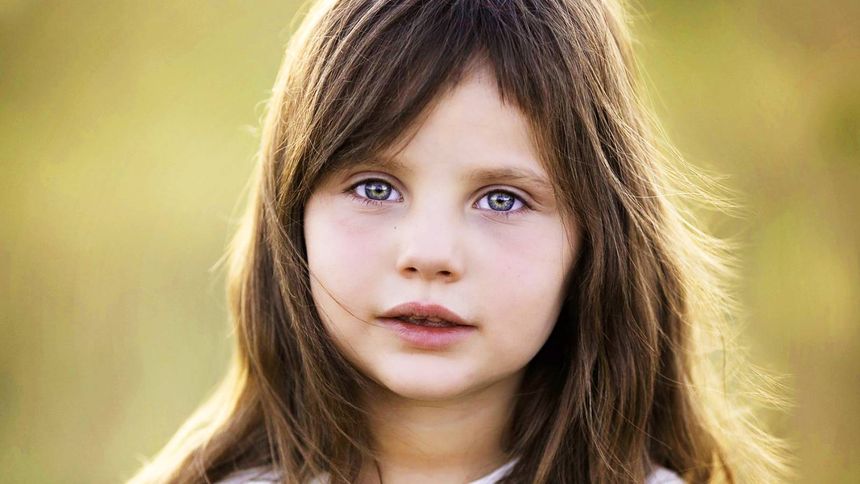 Dziewczynka na tle łąki