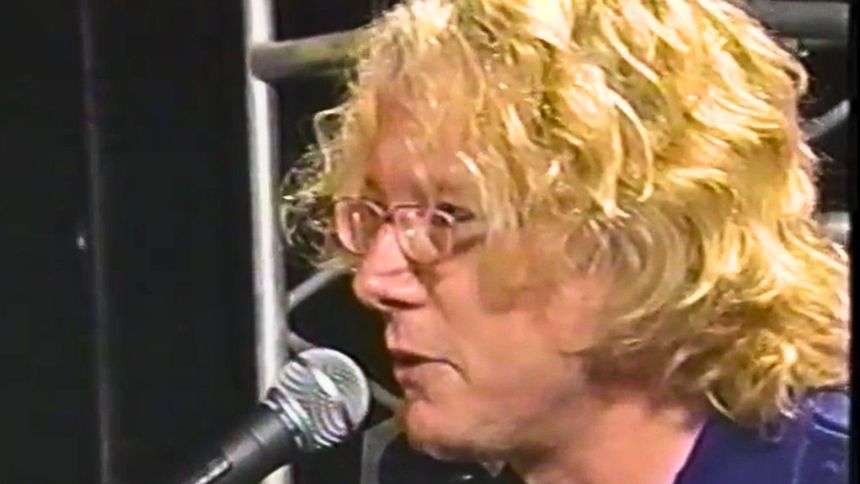 Mike Mills i R.E.M. często odwoływali się do emocji i przemijania