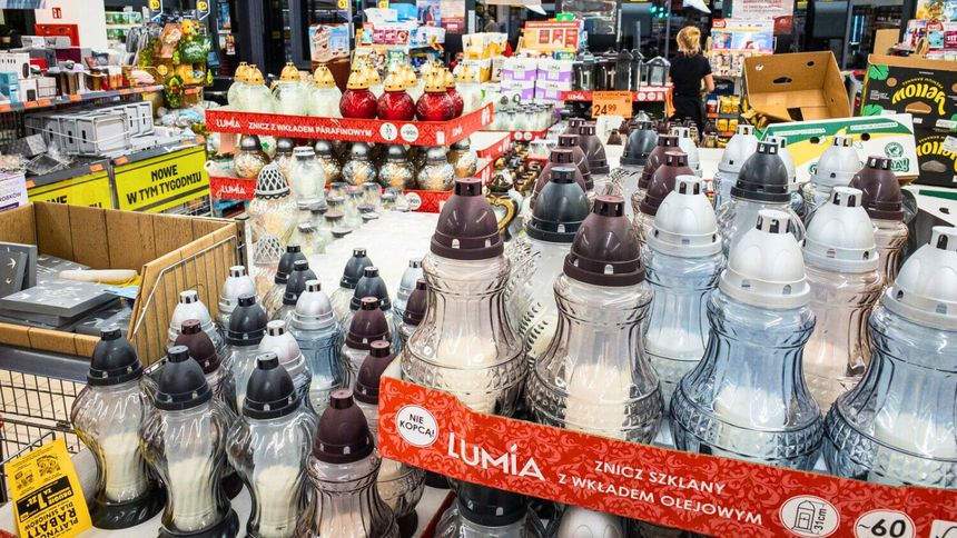 Największe promocje na 1 listopada przygotowały Lidl i Biedronka.