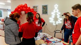 Wolontaiusze Szlachetnej Paczki podczas pakowania darów 