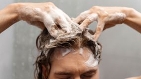 Japońska metoda mycia włosów przyśpieszy wzrost i poprawi kondycję pasm