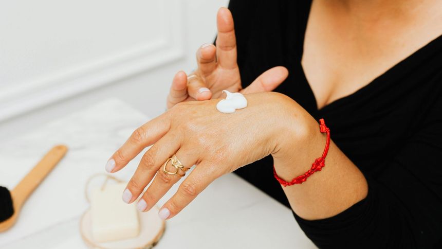 Maść z apteki to często bezpieczne rozwiązanie, przez wzgląd na wykorzystywanie prostych i naturalnych składników.