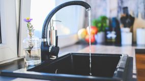 Jak myć czarną baterię łazienkową?