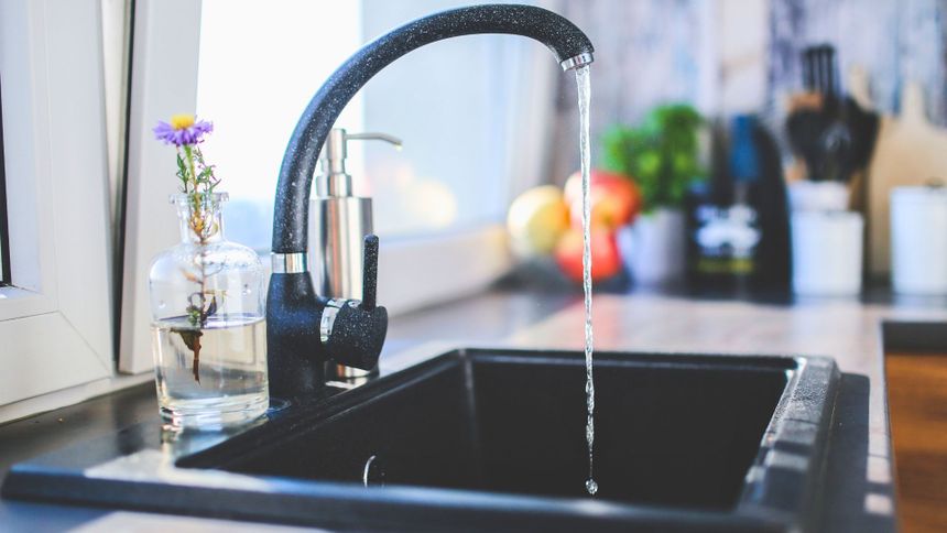 Jak myć czarną baterię łazienkową?