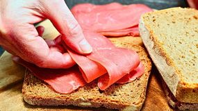 Jaki wpływ na zdrowie ma jedzenie szynki?
