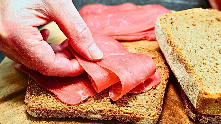 Jaki wpływ na zdrowie ma jedzenie szynki?