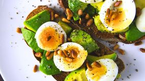 Jajka na miękko to idealny pomysł na śniadanie