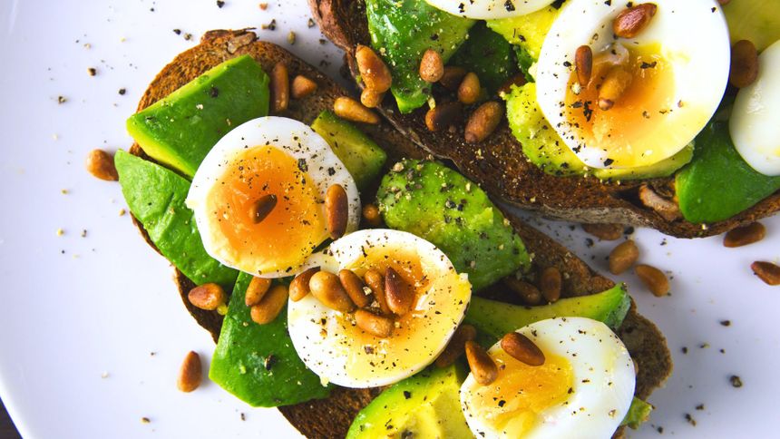 Jajka na miękko to idealny pomysł na śniadanie