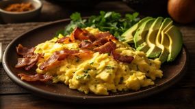 Jajecznica na talerzu