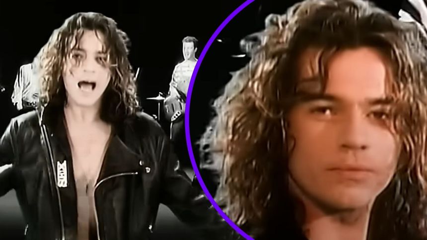 Kadr z teledysku "Need You Tonight"