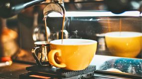 Czemu podaje się wodę do kawy?