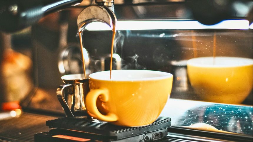 Czemu podaje się wodę do kawy?